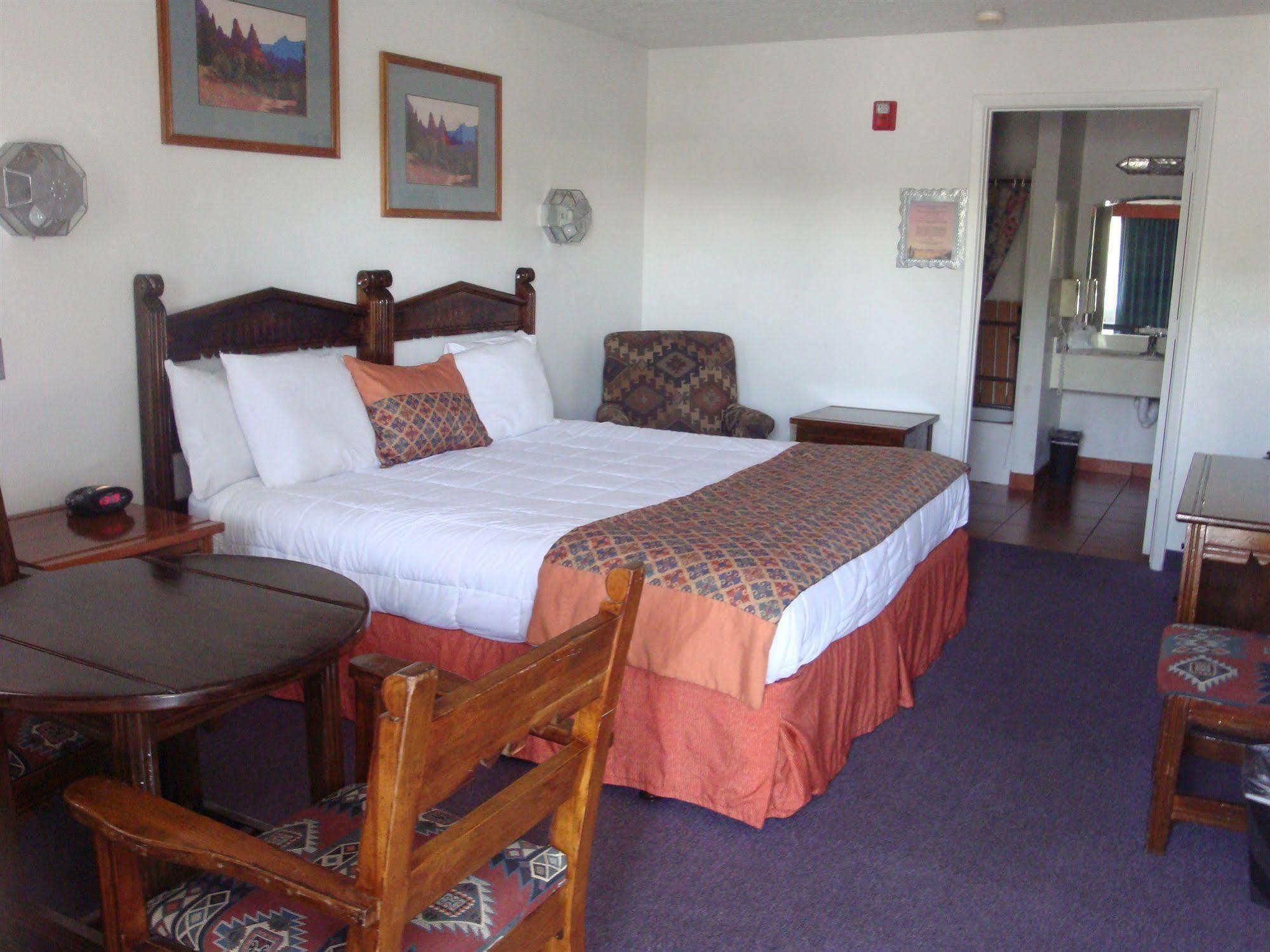Sandia Peak Inn Old Town Abq, A Howard Johnson By Wyndham アルバカーキ エクステリア 写真