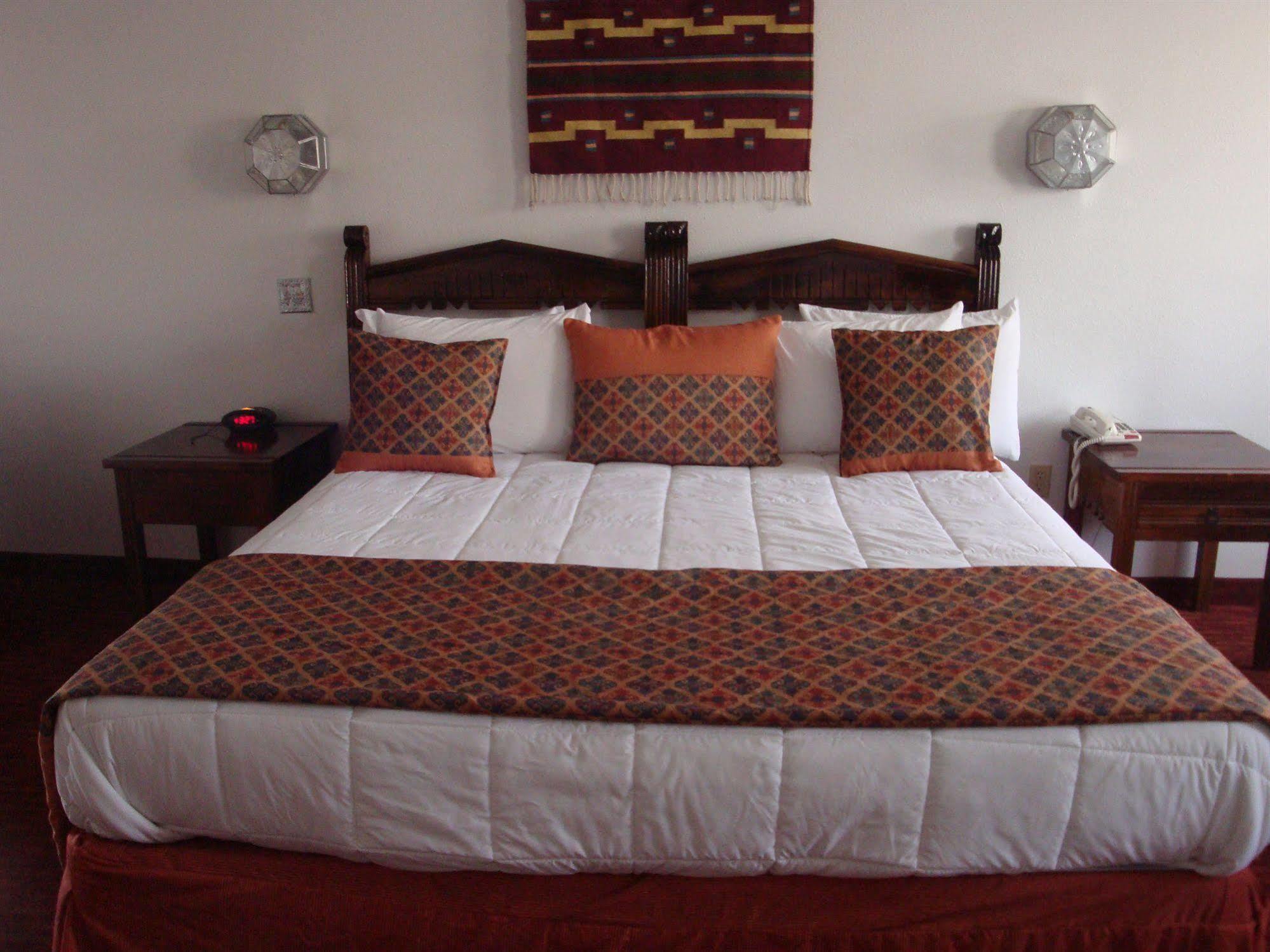 Sandia Peak Inn Old Town Abq, A Howard Johnson By Wyndham アルバカーキ エクステリア 写真