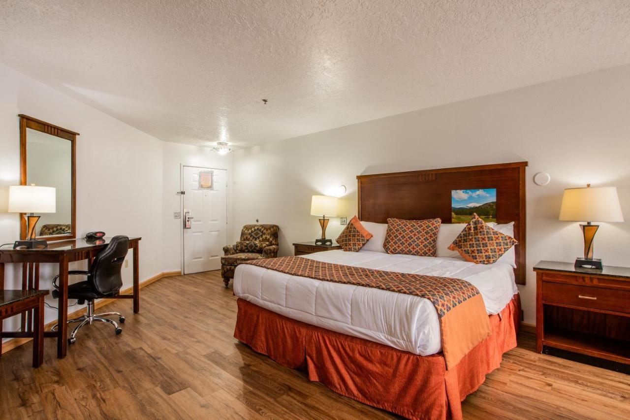 Sandia Peak Inn Old Town Abq, A Howard Johnson By Wyndham アルバカーキ エクステリア 写真