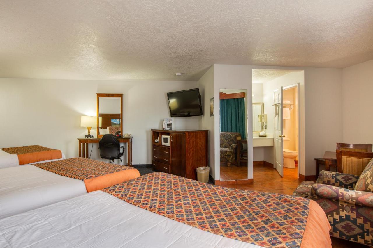 Sandia Peak Inn Old Town Abq, A Howard Johnson By Wyndham アルバカーキ エクステリア 写真