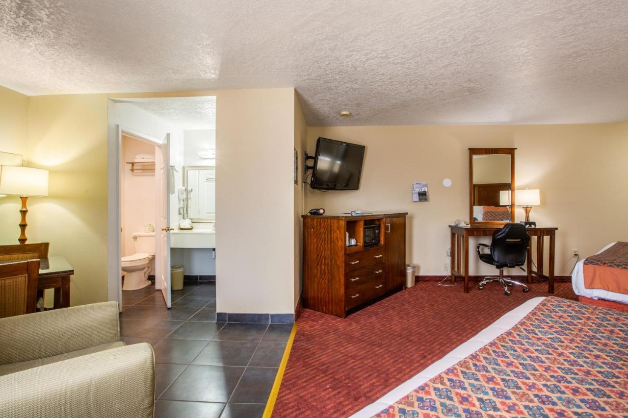 Sandia Peak Inn Old Town Abq, A Howard Johnson By Wyndham アルバカーキ エクステリア 写真