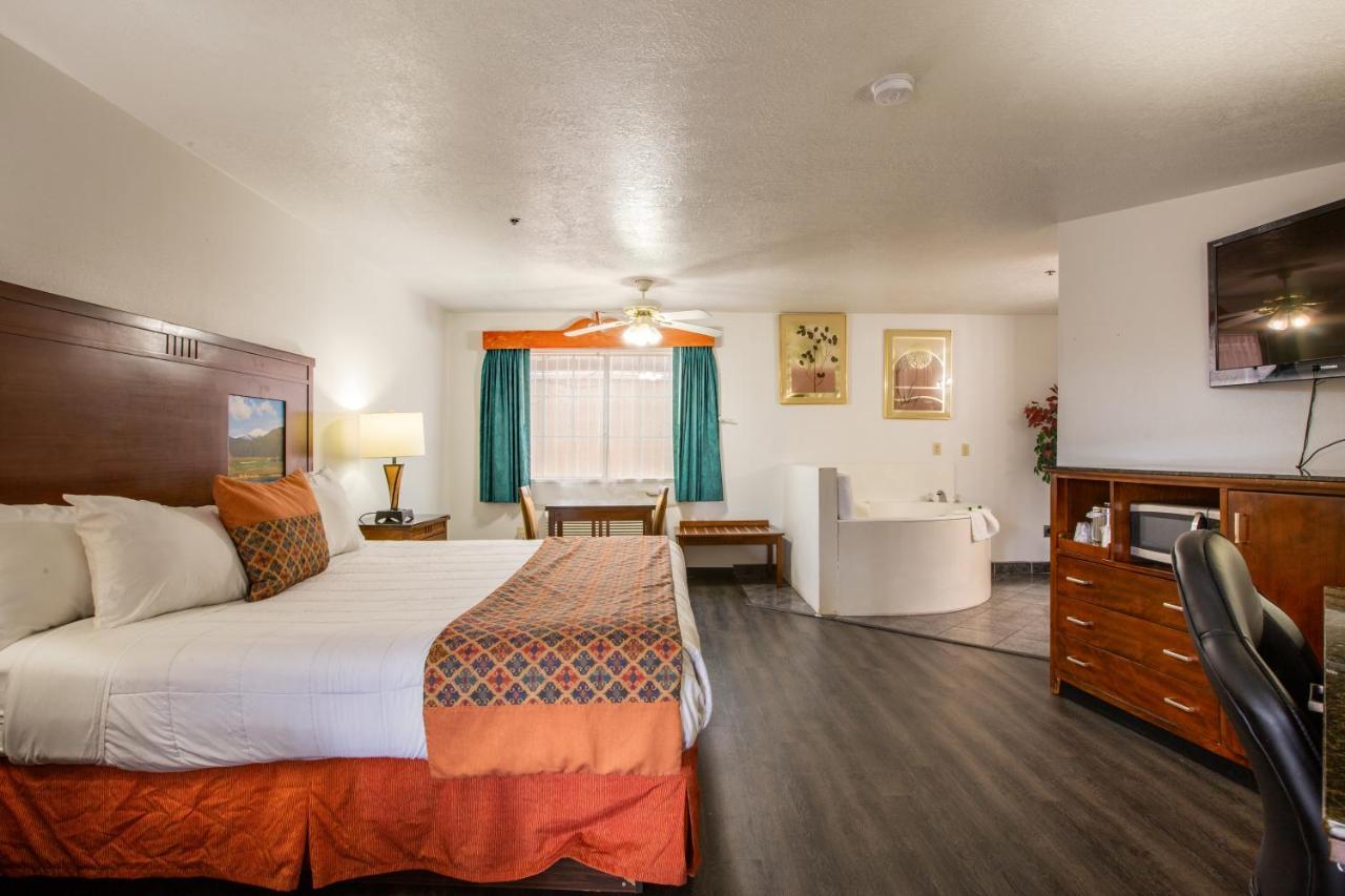 Sandia Peak Inn Old Town Abq, A Howard Johnson By Wyndham アルバカーキ エクステリア 写真