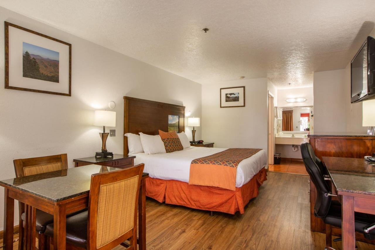 Sandia Peak Inn Old Town Abq, A Howard Johnson By Wyndham アルバカーキ エクステリア 写真