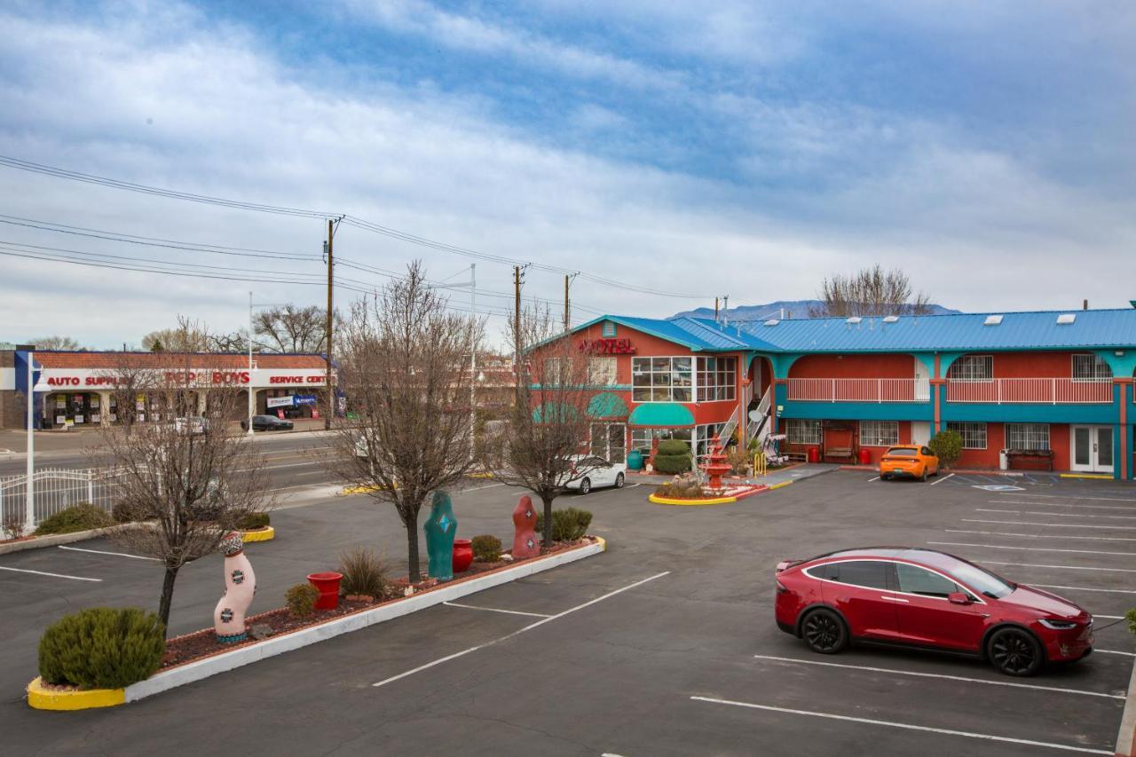 Sandia Peak Inn Old Town Abq, A Howard Johnson By Wyndham アルバカーキ エクステリア 写真